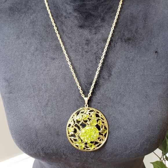 Womens Gold Tone Jade Chip Medallion Filigree Necklace with Spring Rong Clasp - Picture 2 of 7